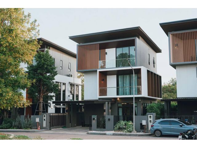 CMB04861 – ให้เช่า     บ้านหรูสไตล์ Modern Tropical 3 ชั้น ใกล้แยกรวมโชค พร้อมสระว่ายน้ำและฟิตเนสส่วนกลา