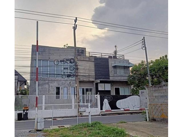 ให้เช่าบ้านเดี่ยว ซอยวชิรธรรมสาธิต 51 เหมาะทำ Home Office หริอ studio มีดาดฟ้า