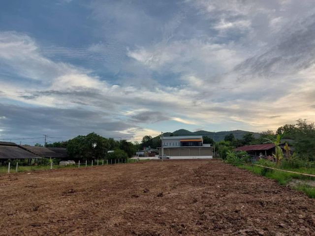ที่ดินสวย ทำเลดีติดถนน ค้าขายได้ ทำเกษตรก็ได้ น้ำสมบูรณ์