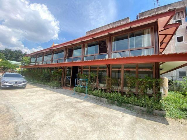 ให้เช่าบ้านบ้านเรือนไทยโมเดินท์  ซอยรามคำแหง 16 เนื้อที่ 200 วา  มีบ้าน 2 หลัง จอดรถได้ 12 คัน จดทะเบียนบริษัทได้ เหมาะท