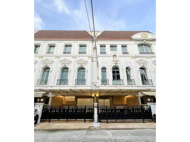 TOWNHOUSE บ้านกลางกรุง พระราม3 4+1นอน 425ตรม.พักได้สูงสุด10คน
