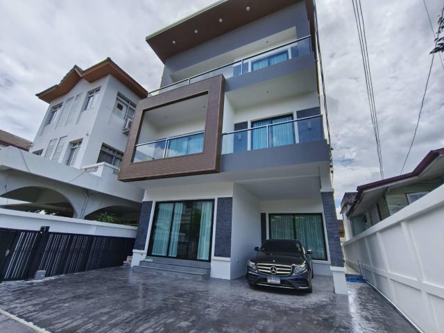 For Sale: 3-Story Detached House in Sukhumvit 65, near BTS Ekkamai (S03-2030S).