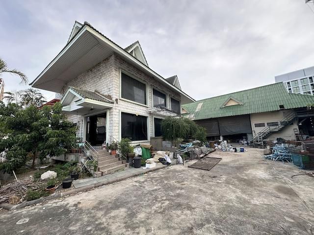 BS976 ขายบ้านพร้อมที่ดิน + โกดัง ใจกลางอ่อนนุช 217 ตรว.