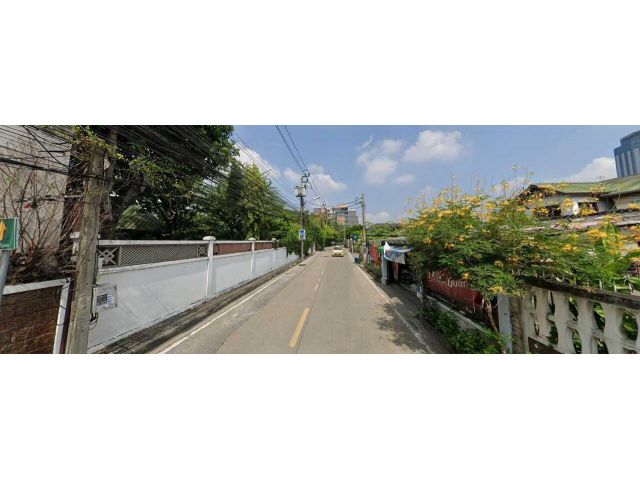 ขายที่ดินในซอยลาดพร้าว แปลงสวย ในแหล่งที่อยู่อาศัยที่ใกล้กับ ห้างสรรพสินค้า , โรงเรียน และ BTS , MRT เนื้อที่ เกือบงาน