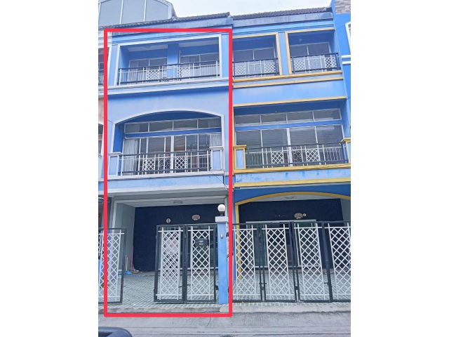 ทาวน์โฮม 3 ชั้น รีโนเวทแล้ว หลังนี้ปูกระเบื้องหลังคาใหม่ หมู่บ้านเฟรชวิลล่า ซอยนวมินทร์ 163 เนื้อที่ 20 ตรว. ถนนหมู่บ้าน