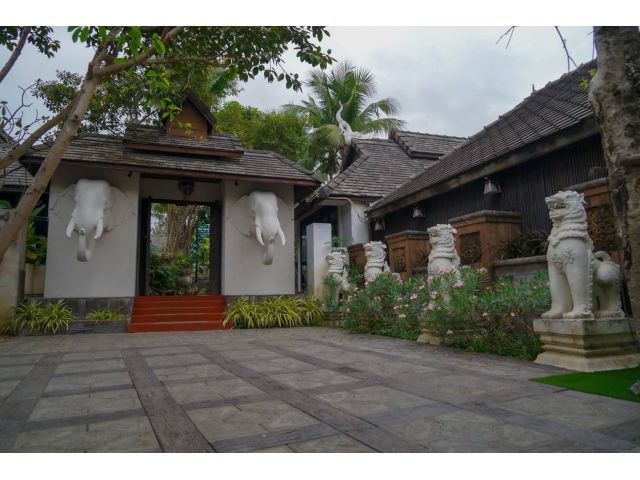 R001-Luxury Lanna style resort for sale, (Behind the market-Farang, Land area 2 rai) Ban Waen, Hang Dong, Chiang Mai