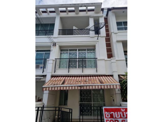 ขายทาวน์เฮ้าส์ 3 ชั้น หมู่บ้านกลางเมืองสุขุมวิท 113