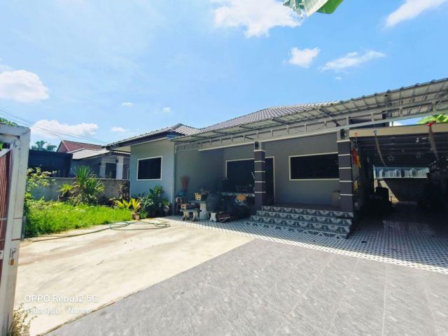บ้านเดี่ยวชั้นเดียว อายุ 4 ปี สภาพใหม่ พร้อมอยู่ 3 ห้องนอน 2 ห้องน้ำ หมู่บ้านสันติสุข เจน & จอย 75 ตรว ลำปาง