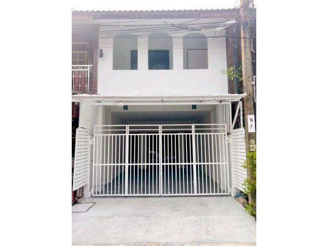 ขายทาวน์เฮ้าส์ 2 ชั้น หมู่บ้าน ฉัตรแก้ว ซอยแฮปปี้แลนด์ 1 ใกล้รถไฟฟ้าสายสีเหลืองสถานีบางกะปิ ตลาดสดบางกะปิ เดอะมอลล์บางกะ