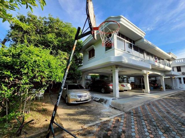 ขายด่วนบ้านพร้อมที่ดินผืนใหญ่ใจกลางเมืองปากน้ำ ใกล้ BTS เพียง 290 เมตร