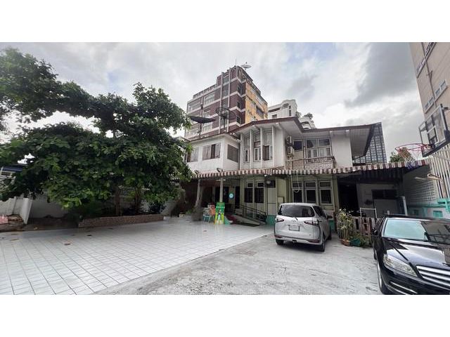 ขายที่ดินพร้อมสิ่งปลูกสร้าง ใจกลางเมือง ใกล้สถานีรถไฟฟ้า
