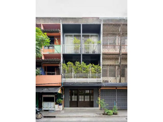 ให้เช่าตึกแถว 3 ชั้น ประมาณ 150 ตรม. ตรงข้าม The Lofts เย็นอากาศ