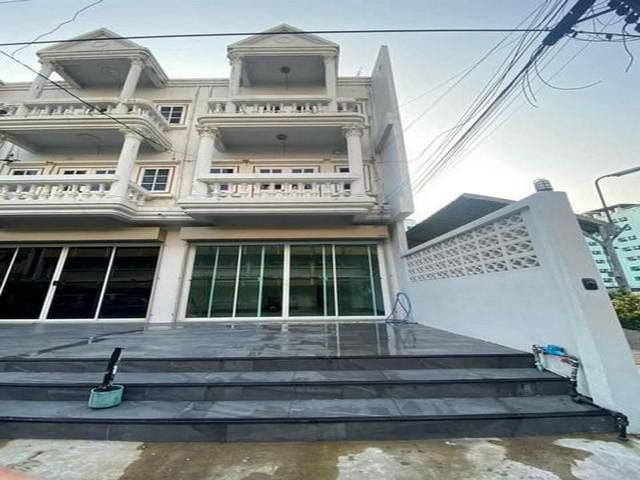 PB5406 ให้เช่าทาวน์โฮม 3 ชั้น 3 ห้องนอน ซอยประชาราษฎร์บำเพ็ญ ใกล้ MRT ห้วยขวาง 700 เมตร