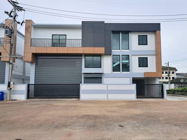 ขายโรงงานและให้เช่าโรงงานพร้อมออฟฟิศ 3ชั้น พื้นที่สีม่วงแท้ ขอใบรง.4ได้ มือหนึ่ง พื้นที่ 810 ตรม. ตำบลแคราย สมุทรสาคร ถนนเศรษฐกิจ