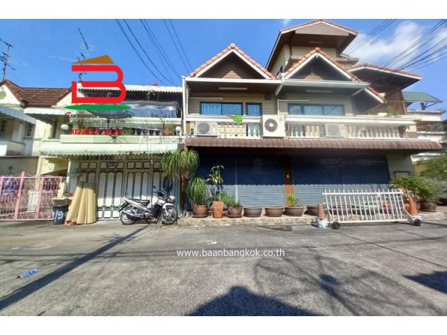 ที่ดินพร้อมอาคาร หมู่บ้าน เย็นสุข (ซอยลาดพร้าว 87 แยก 8) เนื้อที่ 256 ตรว. ถนนประเสริฐมนูกิจ แขวงวังทองหลาง เขตบางกะปิ กรุงเทพฯ