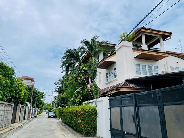 ขายบ้านพร้อมสำนักงาน ลาดพร้าว35 (รัชดา32) พื้นที่ใช้สอยรวม700ตรม