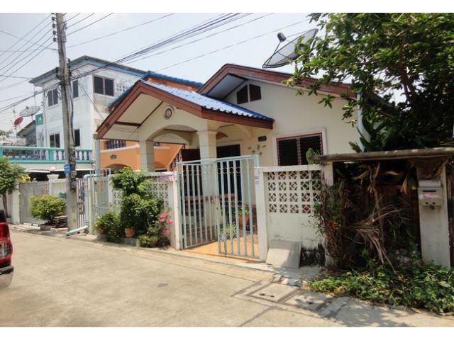 ขายบ้านเดี่ยว หมู่บ้านเปี่ยมเจริญ ขจรวิทย์ เนื้อที่ 39.5 ตร.ว. 5 นอน 4 น้ำ สภาพดี