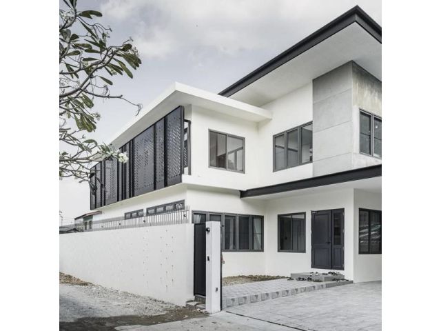 ขายบ้านเดี่ยว 2 ชั้นเป็น เนื้อที่ 150 ตรว. ใกล้โรงพยาบาลศิริราช บ้านสร้างใหม่ ซอยบางขุนนนท์ 24 ที่จอดรถ 4 คัน