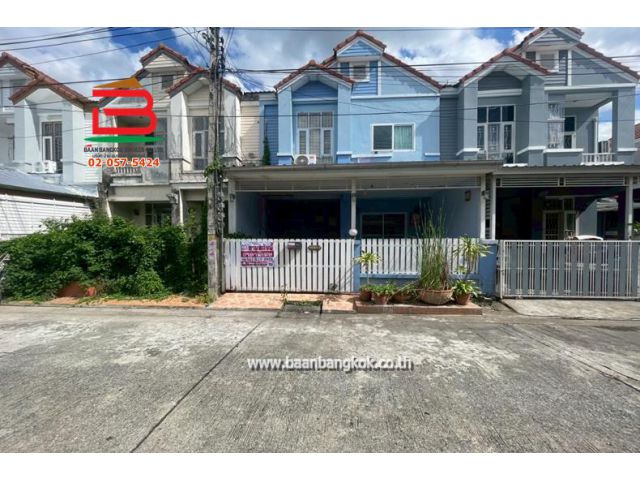 ทาวน์เฮาส์ หมู่บ้าน วรารักษ์ รังสิต คลอง 3 เนื้อที่ 20.5 ตรว. ถนนรังสิต-นครนายก ต.คลองสาม อ.คลองหลวง จ.ปทุมธานี