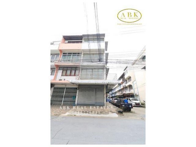 อาคารพาณิชย์ 4 ชั้น ห้องมุม ซ.ลาดพร้าว 64 แยก 2 ราคา 4.25 ล้านบาท