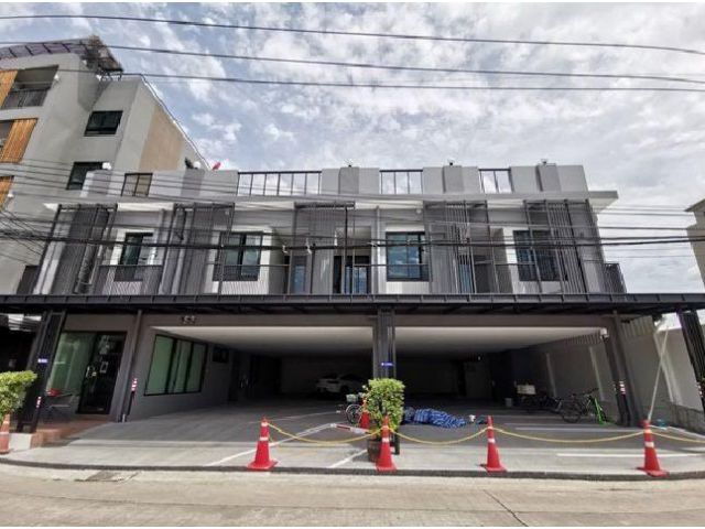 ให้เช่าอาคารสำนักงาน 3 ชั้น สภาพใหม่ พื้นที่ใช้สอย 650 ตารางเมตร ซอยนาคนิวาส 12  ถนนลาดพร้าว 71 จอดรถได้ 12 คัน