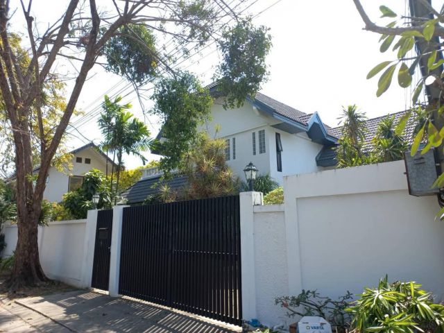 ขายบ้านเดี่ยวพัฒนาการ บ้านหรูพร้อมสวนขนาดใหญ่ ที่ดิน 200ตร.ว หมู่บ้านเอื้อสุข พัฒนาการ56 ใกล้ รร.เตรียมอุดมพัฒนาการ ศรีน