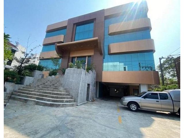 ให้เช่าอาคารพาณิชย์ 5 ชั้น ทาวน์อินทาวน์ ลาดพร้าว 1,500 ตรม.
