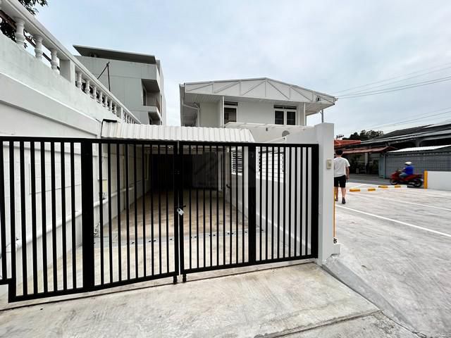 ให้เช่าบ้านเดี่ยว 2 ชั้นหลังมุม 3 ห้องนอน พระราม9 ซอย 43 ใกล้ The