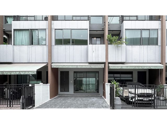 ขายทาวน์โฮม 3 ชั้น บ้านกลางเมือง พระราม 9 - กรุงเทพกรีฑา เนื้อที่ 18.1 ตารางวา 3 ห้องนอน แขวงสะพานสูง เขตสะพานสูง