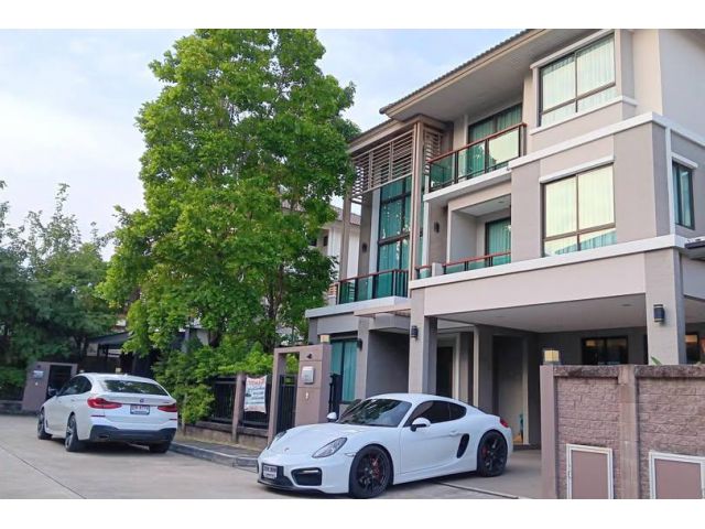 ขายบ้านเดี่ยว 3 ชั้น หมู่บ้านภัสสร"ติดถนนใหญ่อยู่หลังห้างแฟชั่นไอส์แลนด์ใกล้รถไฟฟ้า เดินทางสะดวก ทำเลดีมาก