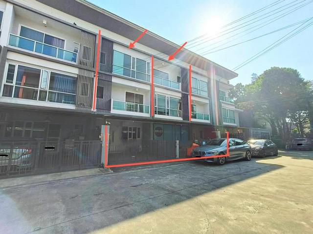 ขายทาวน์เฮ้าส์ 3 ชั้น 2 คูหาหมู่บ้าน ดิ ไอบอกซ์  บึงกุ่ม กทม