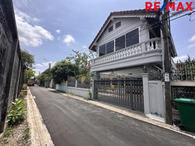 ขายบ้านเดี่ยวทุ่งครุ พื้นที่เยอะ 60 ตร.วา ซอยประชาอุทิศ 69 แยก 16-1 (ชมทรัพย์ 16) ต่อเติมครบ พร้อมอยู่ | ราคา 4.8 ล้าน