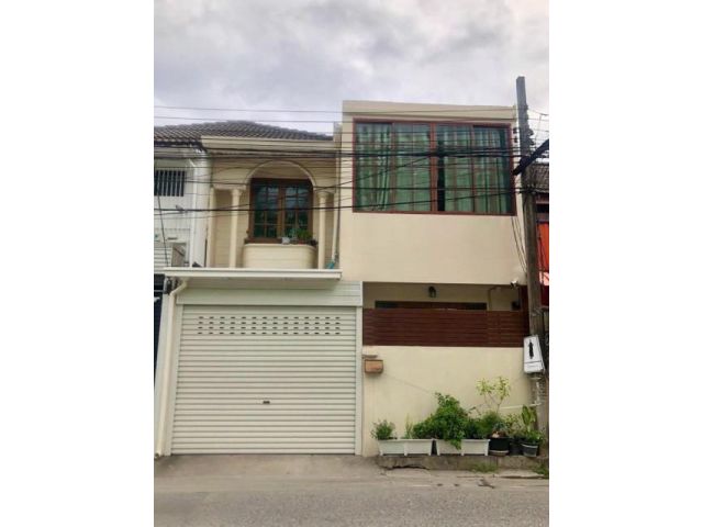 ให้เช่าทาวน์โฮม 2 ชั้น หมู่บ้านอยู่เจริญ ซอยรัชดา 18 บ้านสไตล์ Modern Chinese ใกล้ MRT ห้วยขวาง