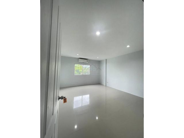 ขายทาวน์โฮม 3 ชั้น 22 ตรว นวลจันทร์ 31 ใกล้ Central EastVille