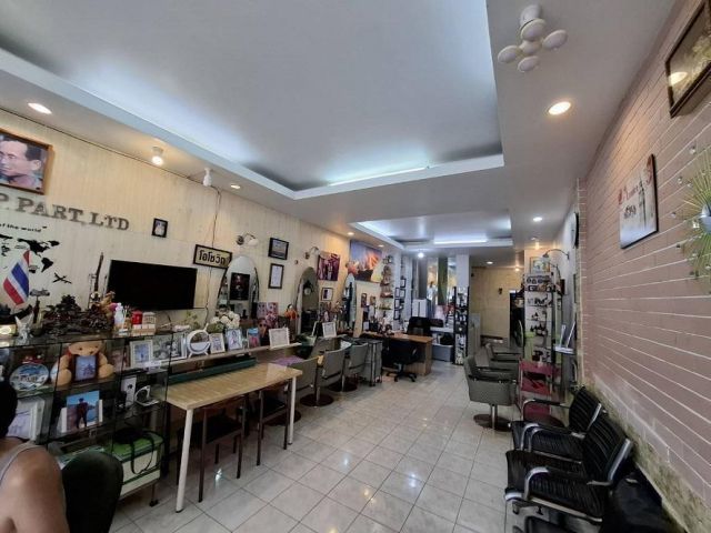 ขายอาคารพาณิชย์ 3 ชั้น 20 วา พร้อมกิจการร้านเสริมสวย หมู่บ้าน ต รวมโชค โชคชัย 4 ซอย 54 แขวงลาดพร้าว เขตลาดพร้าว กทม.