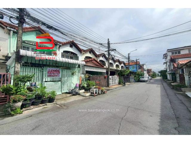 ทาวน์เฮาส์ หมู่บ้าน มณีมาศ (ซอยคู้บอน 6 แยก 6 ) เนื้อที่ 16 ตร.ว ใกล้แฟชั่นไอส์แลนด์ แขวงคันนายาว เขตบึงกุ่ม (บางกะปิ)