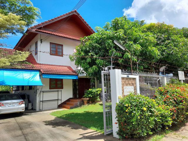 ขายบ้าน 2 ชั้น พร้อมที่ดินมีโฉนด 160 ตรว. เฟอร์นิเจอร์ครบ พร้อมเข้าอยู่ ใกล้แหล่งชุมชน หมู่ 2 ต.พิชัย ลำปาง