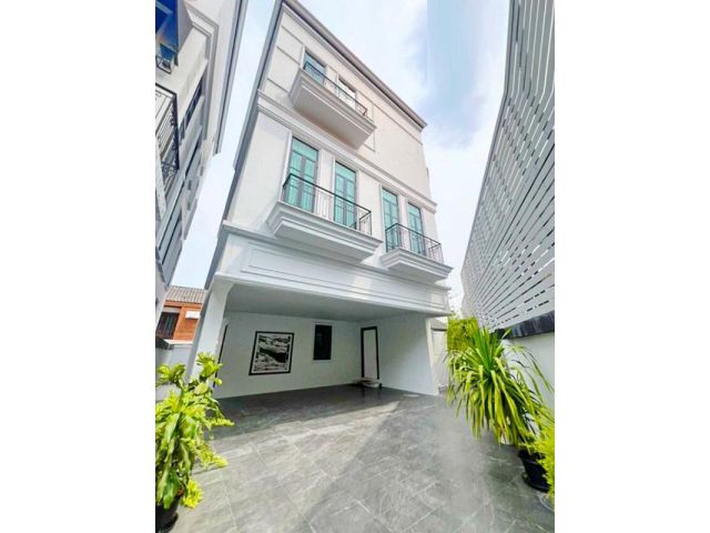 62 ตร.วา.BTS พระโขนง 400 ม.ให้เช่าคฤหาสน์ Pool Villa 3 ชั้น