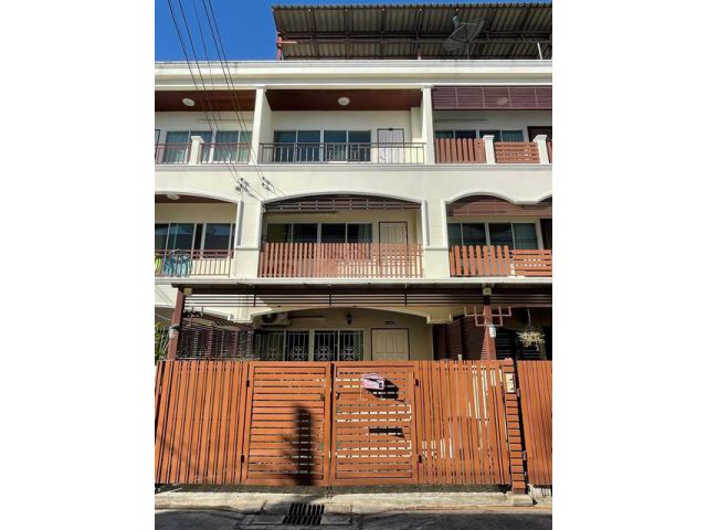 ขายทาวน์โฮม 3 ชั้น + ดาดฟ้า 25 ตรว. 200 ตรม. 4 ห้องนอน ซอยพัฒนากา