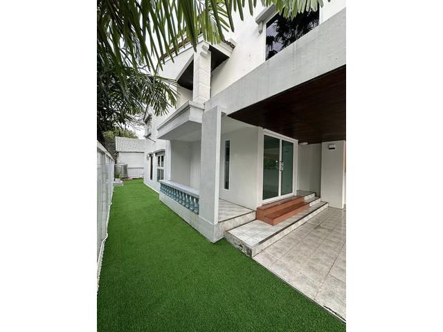 ทาวน์โฮม 3ชั้น มีพื้นที่สวน หญ้าเทียม หลังมุม ซอย รัตนาธิเบศร์