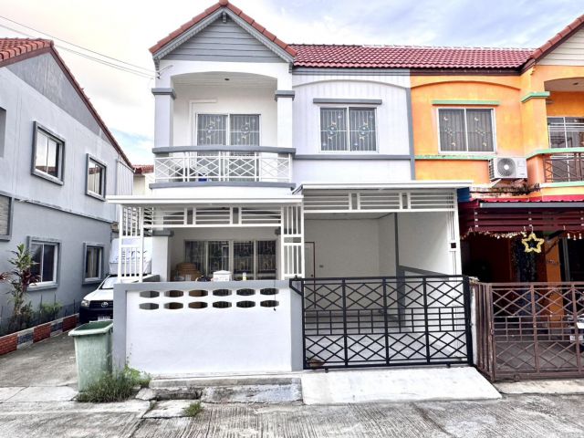 ขายด่วน! ทาวน์เฮ้าส์รีโนเวทใหม่ หลังมุม  1,890,000 บาท ฟรีโอน หมู่บ้านชายคลอง บางบ่อ #เทพารักษ์กม23