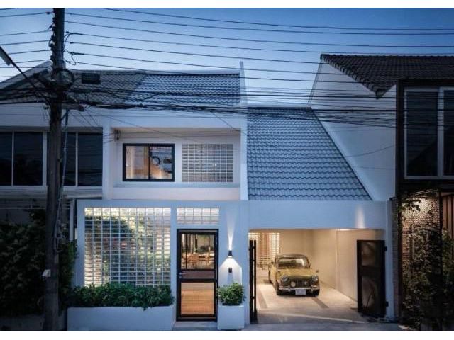ขายทาวน์เฮ้าส์ 2 ชั้น สไตล์ classic เนื้อที่ 33 ตร.วา ถนนสุขุมวิท71 ซอยปรีดีพนมยงค์42 ย่านปรีดี เอกมัย ทองหล่อ