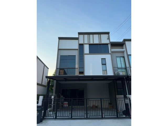ขายด่วน บ้าน2ชั้นครึ่ง มีชั้นลอย  หมู่บ้าน วี คอมพาวด์ บางนา-ศรีนครินทร์ (Sc asset)