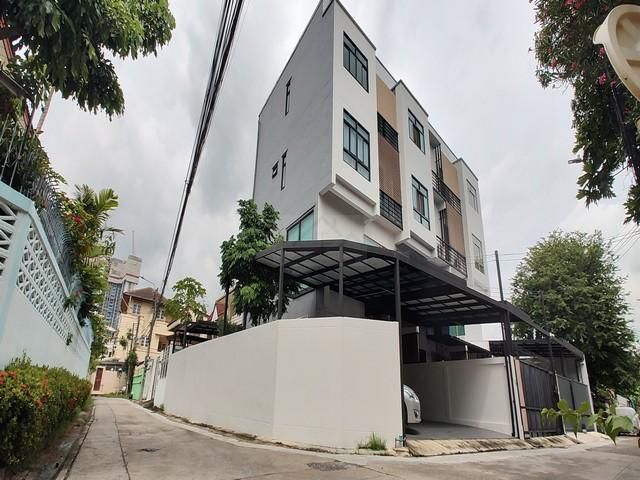 PB5480 ขายทาวน์โฮม หลังมุม ซอยลาดพร้าว25 ใกล้แยกรัชดาลาดพร้าว ใกล้ MRT ลาดพร้าว