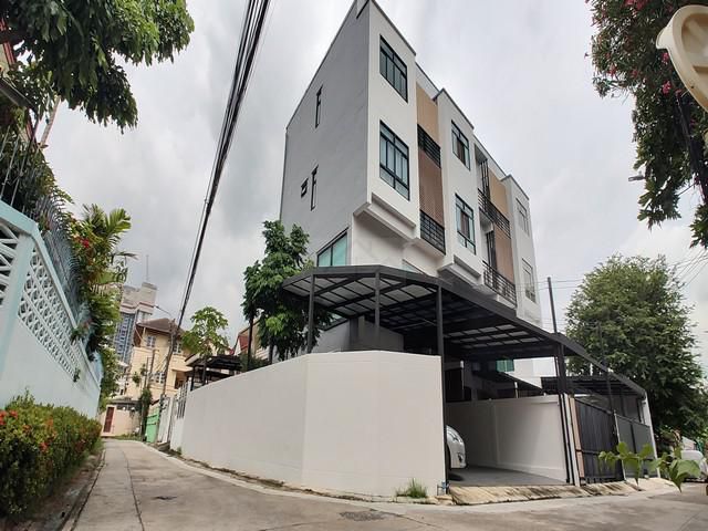 ขายทาวน์โฮม 3.5ชั้น ขนาดใหญ่ หลังมุม 44ตรว. ลาดพร้าว25 ใกล้MRTลาด