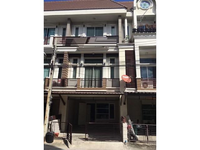 3 ห้องนอนพร้อมห้องน้ำในตัวทุกห้อง พรีเมี่ยม เพลส นวมินทร์-ลาดพร้า