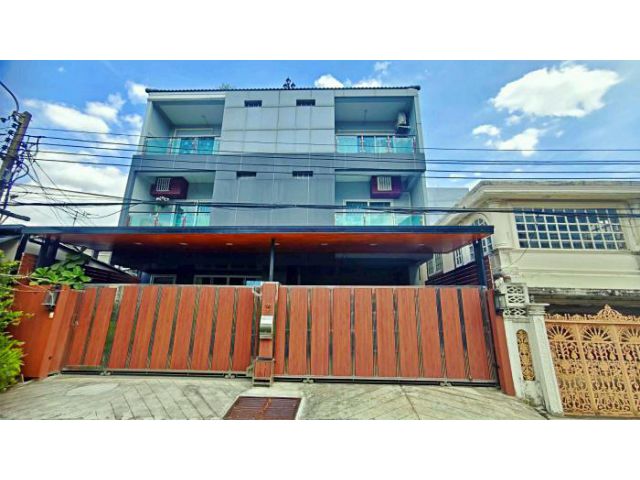 ขายบ้านหรู 3 ชั้น สไตล์โมเดิร์น พร้อมอยู่ ใจกลางพระราม 9   63 ตร.ว. 5 ห้องนอน 8 ห้องน้ำ ใกล้ The Nine และรามคำแหง