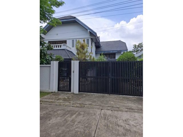ขายบ้านเดี่ยว 2 หลัง ทำเลดี ใจกลางเมือง หมู่บ้านเอื้อสุข พัฒนาการ เขตสวนหลวง จังหวัดกรุงเทพมหานคร