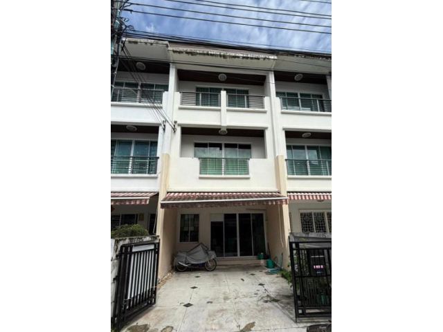 ขายทาวน์เฮาส์ 3 ชั้น โครงการบ้านกลางเมือง เอสเซ้นส์ สาทร ตากสิน2 ตั้งอยู่บนถนนกัลปพฤกษ์ ใกล้รถไฟฟ้า BTS วุฒากาศ