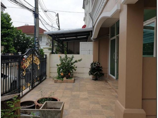 ให้เช่า ทาวน์โฮม ลาดพร้าว130 รามคำแหง81 ใกล้รถไฟฟ้าสถานีลาดพร้าว